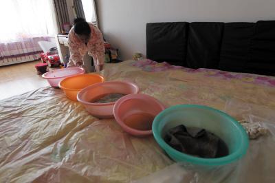 张北楼上漏水，住户失联，小区没物管，业主维权难！律师来支招……
